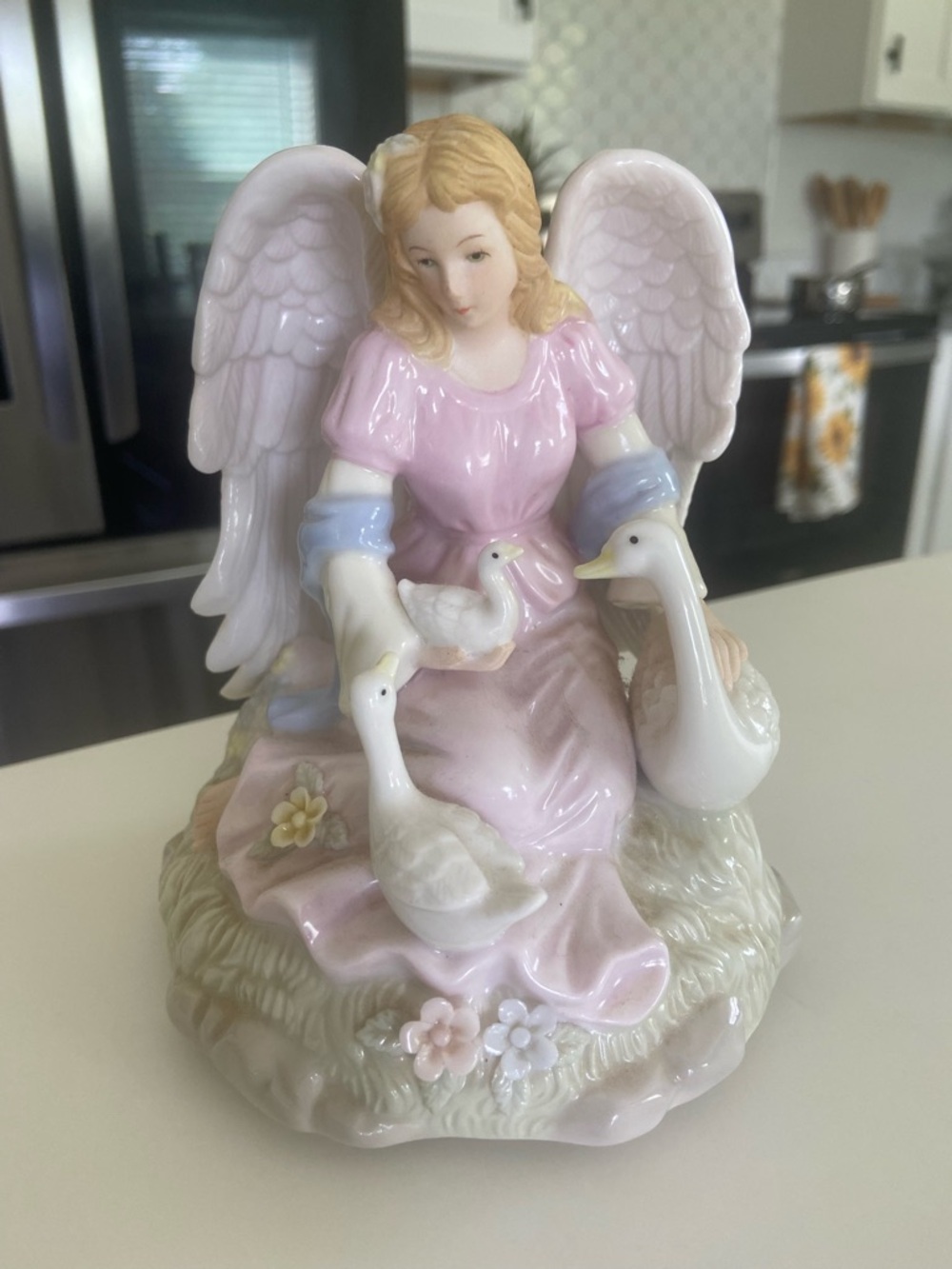 Sankyo Porcelain Angel With Swans music box